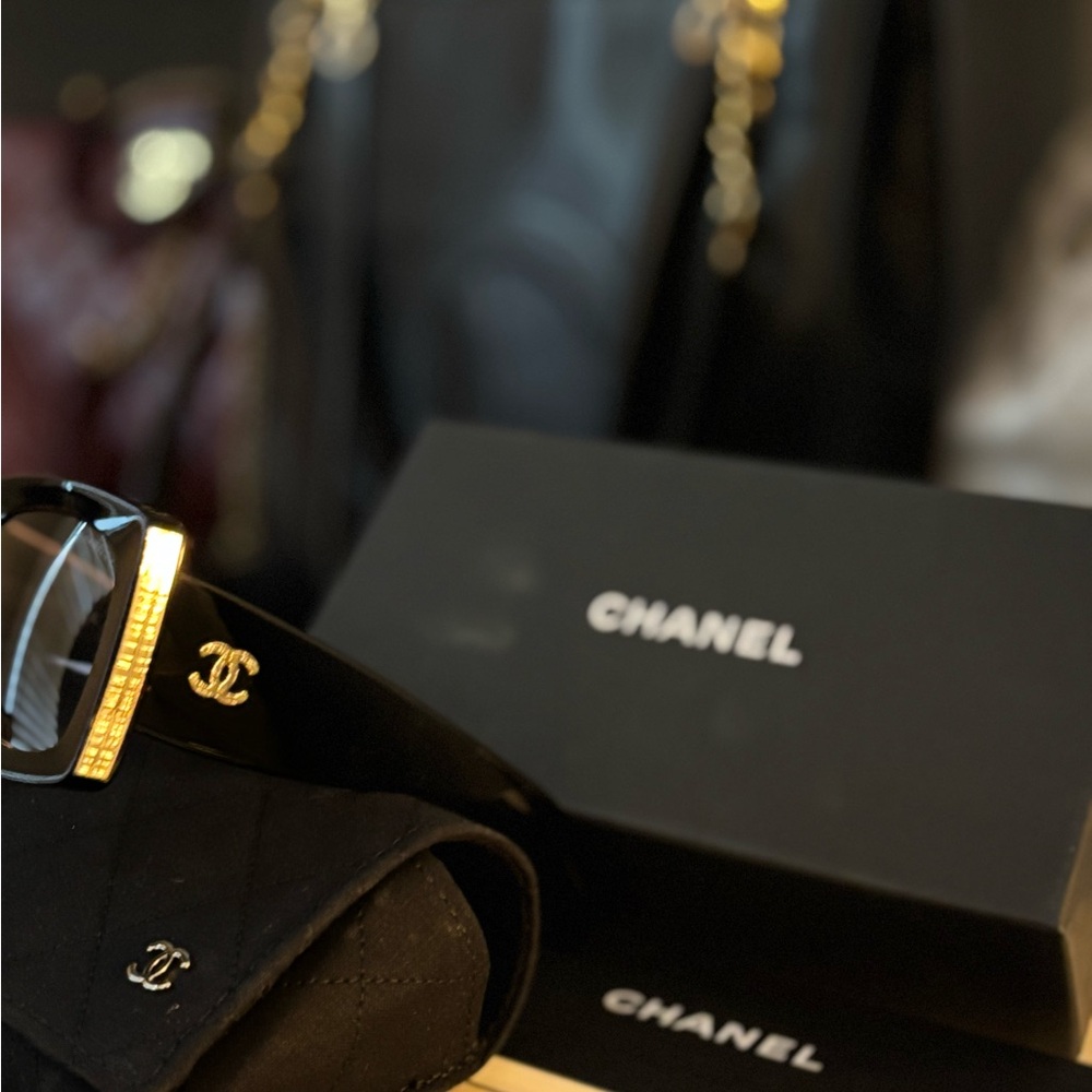 CHANEL Elegant Black Sunglasses Full inclusion with COA - Picture 7 of 16